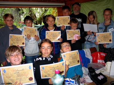 Die Kids mit ihren auf ihren Namen ausgestellten Teilnehmer-Urkunden 
