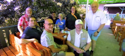 einiger der Teilnehmer im Gastgarten der Taverne (c) LV1